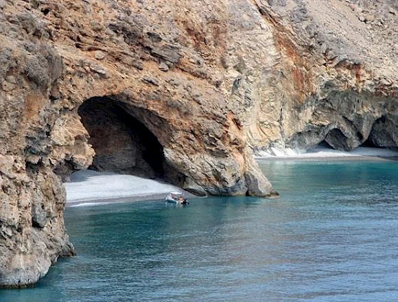 ΕXPLORE HIDDEN BEACHES