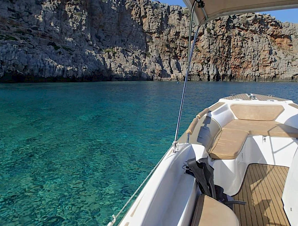 MENIES BEACH AND HIRONISIA BAY CRUISE